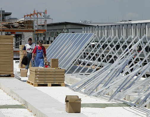 <p>
Aufbau von solarthermischen Kollektoren auf dem Flachdach eines Gewerbebetriebes. Obwohl die Photovoltaik einige Jahre lang den Takt vorgab, hat REM die Fertigung der Kollektoren fortgeführt. Das macht sich nun bezahlt, weil die Thermie ein zweites Standbein bietet.
</p> - © Foto: REM

