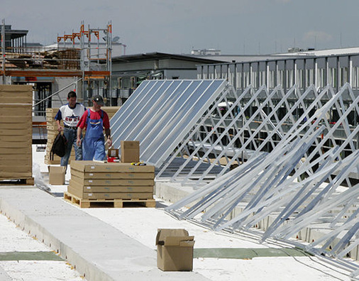 
Aufbau von solarthermischen Kollektoren auf dem Flachdach eines Gewerbebetriebes. Obwohl die Photovoltaik einige Jahre lang den Takt vorgab, hat REM die Fertigung der Kollektoren fortgeführt. Das macht sich nun bezahlt, weil die Thermie ein zweites Standbein bietet.
