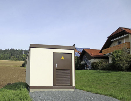 <p>
Am Rande von Fechheim steht das Häuschen für den Ortsnetzspeicher, der vor allem den Solarstrom der Anwohner aufnimmt. 
</p> - © Foto: IBC Solar

