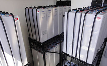 
Die 72 Panzerplatten-Batterien sind verschlossen und damit wartungsfrei. Zusammen wiegen sie acht Tonnen.
