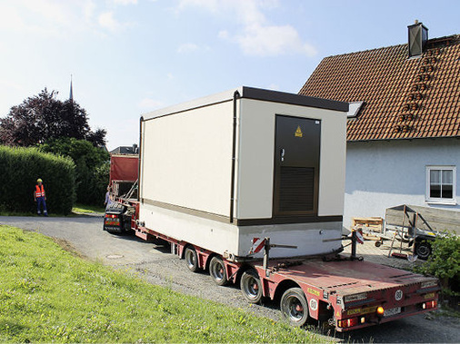 
Sommer 2012: Das Fertighäuschen für den Ortsnetzspeicher wird angeliefert.
