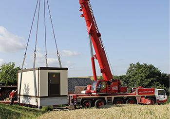 <p>
Schnell ist der Bau an der richtigen Stelle platziert.
</p> - © Foto: IBC Solar

