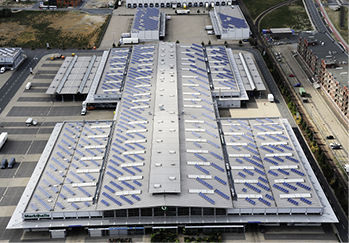 <p>
Über Fonds finanziert: Solaranlage auf dem Dach der neuen Markthalle in Bremen. Immer mehr Menschen nutzen die Photovoltaik als lukrative Vermögensanlage oder als Privatrente für das hohe Alter.
</p> - © Foto: PT EE

