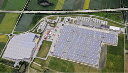 <p>
Diese Anlage auf dem Dach des BMW-Werks in Dingolfing hat PT EE finanziert.
</p> - © Foto: PT EE

