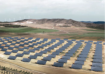 
Künftig werden nicht nur die Kosten für den Aufbau von Solarparks und ihren Netzanschluss wichtig sein. Auch die Nutzung und Vermarktung des Stroms über Lieferverträge wird an Bedeutung gewinnen.
