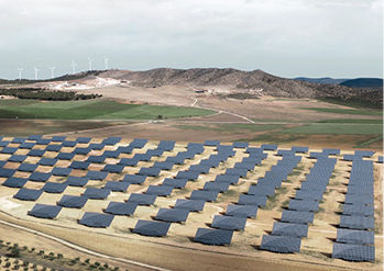 <p>
Künftig werden nicht nur die Kosten für den Aufbau von Solarparks und ihren Netzanschluss wichtig sein. Auch die Nutzung und Vermarktung des Stroms über Lieferverträge wird an Bedeutung gewinnen.
</p> - © Foto: Gildemeister

