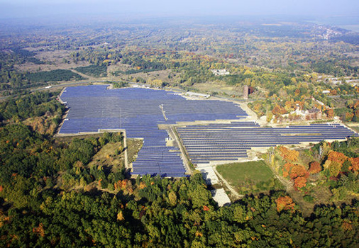 <p>
Trotz politischer Widerstände werden weiterhin große Solarparks gebaut, wie hier bei Jüterbog durch die SAG Solarstrom AG. Wird der Sonnenstrom in den Energiemarkt integriert, lässt sich der Zubau kaum noch stoppen.
</p> - © Foto: SAG Solarstrom

