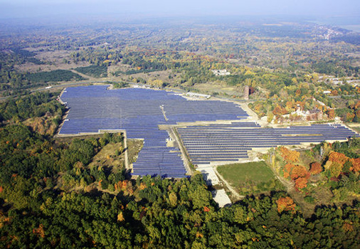 
Trotz politischer Widerstände werden weiterhin große Solarparks gebaut, wie hier bei Jüterbog durch die SAG Solarstrom AG. Wird der Sonnenstrom in den Energiemarkt integriert, lässt sich der Zubau kaum noch stoppen.
