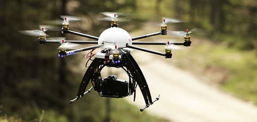 <p>
Sogenannter Oktokopter zur Aufnahme einer Kamera: Das Fluggerät eignet sich unter anderem für Thermografieaufnahmen von Solargeneratoren.
</p> - © Foto: Service Drone

