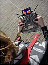 
Die Fernsteuerung einer Drohne erfolgt vom Boden aus per Joysticks.

