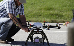 
Vorbereitung einer Kameradrohne für den Überflug: Ihre Reichweite wird theoretisch durch die Reichweite der Funkfernsteuerung begrenzt.
