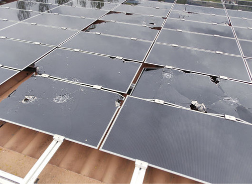 
Diese Dünnschichtmodule wurden regelrecht zerschmettert. Mechanische Spannungen aus dem Einbau rächen sich, wenn die Hagelkörner auftreffen.
