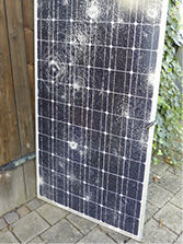 
Beispiel eines Solarmoduls, das schwere Schäden aufweist: Es musste ausgetauscht werden, weil das Frontglas vollflächig zerstört wurde.
