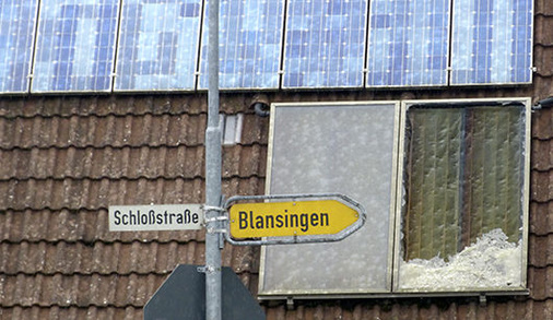 <p>
Die Photovoltaikanlage hat den Hagelschlag unbeschadet überstanden. Für den Sonnenkollektor lief das Unwetter nicht so glimpflich ab, das Glas des rechten Flachkollektors ist zerborsten.
</p> - © Foto: SE Consulting

