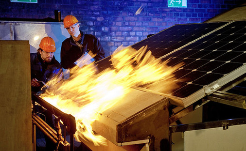 
Flammenversuche des TÜV Rheinland in einem Labor bei Leverkusen.
