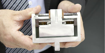 
Schnitt durch den Strikesorb von Raycap. Der Ableiter besteht aus großflächigen Metallelektroden, damit die Hitze aus dem Varistor möglichst schnell abgeführt wird.
