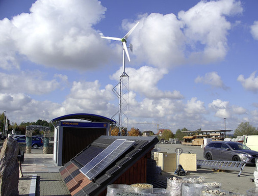 
Windkraftanlage auf dem Freigelände eines Baumarkts von Raiffeisen in Sachsen.
