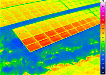 

Ein auffälliger Modulstrang. Es muss überprüft werden, ob dieser einen geringeren Strangstrom trägt als die anderen Stränge oder möglicherweise gar nicht angeschlossen ist. Nicht angeschlossene Stränge sind in großen Freiflächenanlagen keine Seltenheit.

