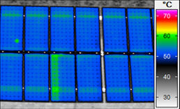 <p>
Die Aufnahme zeigt einen Substringfehler, der häufigste werkseitige und damit reklamierbare Modulfehler überhaupt, meist verursacht durch Kontaktfehler in der Anschlussdose. Er reduziert die Modulleistung um den Anteil der erwärmten Fläche und birgt das Risiko, zum Ausfall des betroffenen Modulstrings zu führen. Das Fehlerbild wird in Überprüfungsberichten sehr häufig als Kurzschluss oder als defekte Bypassdiode interpretiert. Beides ist falsch. Die Bypassdiode ist im Thermogramm sichtbar, da sie den eigentlichen Fehler aktiv überbrückt. Ursache für die häufige Fehlinterpretation ist vermutlich eine ältere Studie zum Thema, in der diese zum ersten Mal auftaucht und von der seitdem viele Gutachter abschreiben, ohne die eigenen Ergebnisse zu hinterfragen.
</p> - © Fotos: Solarschmiede

