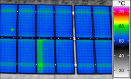 
Die Aufnahme zeigt einen Substringfehler, der häufigste werkseitige und damit reklamierbare Modulfehler überhaupt, meist verursacht durch Kontaktfehler in der Anschlussdose. Er reduziert die Modulleistung um den Anteil der erwärmten Fläche und birgt das Risiko, zum Ausfall des betroffenen Modulstrings zu führen. Das Fehlerbild wird in Überprüfungsberichten sehr häufig als Kurzschluss oder als defekte Bypassdiode interpretiert. Beides ist falsch. Die Bypassdiode ist im Thermogramm sichtbar, da sie den eigentlichen Fehler aktiv überbrückt. Ursache für die häufige Fehlinterpretation ist vermutlich eine ältere Studie zum Thema, in der diese zum ersten Mal auftaucht und von der seitdem viele Gutachter abschreiben, ohne die eigenen Ergebnisse zu hinterfragen.
