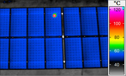
Zellbruch ist der zweithäufigste Modulfehler, allerdings mit rückläufiger Tendenz in neueren Modulen. Zellbrüche können durch Herstellungs- oder Modulhandlingsfehler entstehen. Sie reduzieren die Modulleistung um maximal den Anteil des betroffenen Substrings und bergen ein kleines, noch nicht genauer einschätzbares Risiko, langfristig zum Ausfall des betroffenen Modulstrings zu führen. Doch Vorsicht: Nicht alle erwärmten Zellen sind Zellbrüche, leicht erwärmte Zellen unter fünf bis zehn Kelvin Temperaturhub unter STC sind häufig belanglos und keine Brüche, in vielen Fällen sind auch nur Verschmutzungen und deren Abschattungen, zum Beispiel durch Vogeldreck, Ursache, zusätzliche visuelle Bilder der Generatoren sind daher als Kontrolle immer zwingend. 
