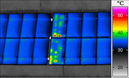 <p>
Im Bild gleich zwei über die Modulkabel kurzgeschlossene Module, ein nicht unüblicher Verkabelungsfehler speziell bei der Installation komplex verstringter Dachflächen mit Störobjekten. Dieser Installationsfehler wird häufig wegen unzureichender Inbetriebnahmeprüfung nicht erkannt. Die Module tragen nicht zum Ertrag bei, aber es ist keine negative Folgeentwicklung bekannt. Dieses Fehlerbild kann speziell bei geringer Erfahrung oder unzureichender Aufnahmequalität mit anderen Fehlerbildern wie Glasbruch, spannungsinduzierter Degradation und Mismatch verwechselt werden.
</p>