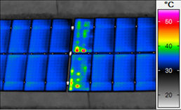
Im Bild gleich zwei über die Modulkabel kurzgeschlossene Module, ein nicht unüblicher Verkabelungsfehler speziell bei der Installation komplex verstringter Dachflächen mit Störobjekten. Dieser Installationsfehler wird häufig wegen unzureichender Inbetriebnahmeprüfung nicht erkannt. Die Module tragen nicht zum Ertrag bei, aber es ist keine negative Folgeentwicklung bekannt. Dieses Fehlerbild kann speziell bei geringer Erfahrung oder unzureichender Aufnahmequalität mit anderen Fehlerbildern wie Glasbruch, spannungsinduzierter Degradation und Mismatch verwechselt werden.
