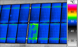 
Glasbruch, verursacht durch Steinwurf, Hagel, Lötfehler oder Spontanbruch. Führt langfristig zum vollständigen Leistungsverlust des Moduls und Modulstrings, wenn die Statik des gesplitterten Sicherheitsglases vollends versagt. Es besteht immer ein Isolationsfehler und damit die Gefahr eines Stromschlags. Das Fehlerbild kann speziell bei geringer Erfahrung oder unzureichender Aufnahmequalität mit anderen Fehlerbildern wie Kurzschluss, spannungsinduzierter Degradation und Mismatch verwechselt werden. Im Fall eines frischen Bruchs, speziell bei Spontanbruch, kann ein Glasbruch in den ersten Tagen und Wochen in der Thermografie unauffällig sein.
