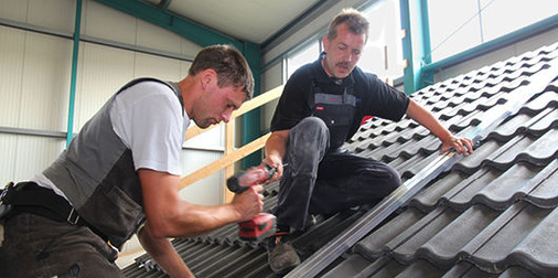 
Die Monteure Christoph Jeniche und Dietmar Stelljes von SEN beim Testaufbau des Montagesystems Sol-50.
