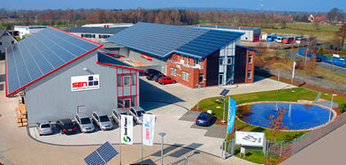 
Das Betriebsgelände von SEN Solare Energiesysteme Nord. Rund 30 Angestellte arbeiten hier in Produktion, Lagern und Büros.
