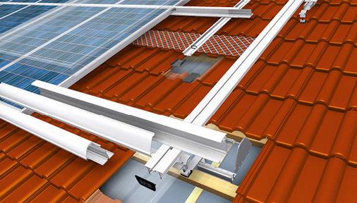 
Aufbau des Sol-50 von SEN auf einem Ziegeldach. Das System ist gut durchdacht, und auch die vielen Details stimmen.
