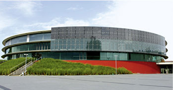 
Frontalansicht des Gebäudes: Die Fassade deckt den Tagesverlauf der Sonne ab, von Osten nach Süden und Westen. Solche stromerzeugenden Flächen öffnen völlig neue Möglichkeiten für die Architekten. 
