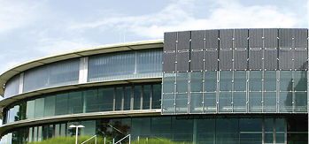 <p>
Nahaufnahme der Fassadenkonstruktion: Die bewegliche Glasfläche wirkt im Sommer dämmend gegen passive Solareinträge ins Gebäude. Im Winter hingegen wird ausreichend Licht durchgelassen.
</p>