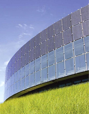 
Wenn die Sonne steil auf die Fassade prasselt, verschwindet der Gebäudekörper nahezu vollständig hinter dem gläsernen Sonnenschutz. 
