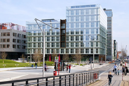 
Neubau eines Bürogebäudes in der Hamburger Hafencity: Drei Aktivsonden versorgen es mit Heizwärme und Kühlung. Sie befinden sich unter dem Bau. Mehrere Wärmepumpen wurden als Kaskade verschaltet, um den effizienten Betrieb je nach Lastanforderung zu ermöglichen.
