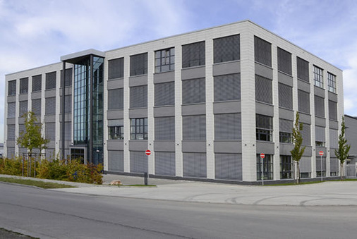 
Neuer Firmensitz der Stangl AG in Fürstenfeldbruck: Die Büros und die Fabrikhallen werden geothermisch versorgt. Überschüssige Wärme wird in den Erdboden geführt. Sechs Brunnen wurden angelegt, um die thermische Energie des Grundwassers zu nutzen.
