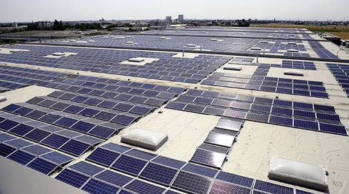 
Diese Dachanlage in Heddesheim leistet mehr als acht Megawatt. Die Module sind nach Osten und Westen ausgerichtet. Auf diese Weise passt das Ertragsprofil besser zu den Lastspitzen im Tagesverlauf.
