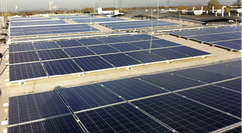 
Die Großbäckerei Peter in Essen will nicht nur den Energiebedarf für die Öfen mit Solarstrom decken, sondern zukünftig auch Lkws mit Elektromotor zur Auslieferung der Waren damit betanken.
