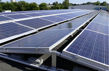 
Die Stadtwerke im sachsen-anhaltinischen Burg wissen um den Wert des Solarstroms zur Deckung des Stromverbrauchs im eigenen Unternehmen. Der neue Generator auf dem Dach leistet 45 Kilowatt. 
