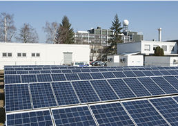 
Die Anlage auf dem Dach des Karlsruher Institute of Technology liefert nicht nur Strom, sondern ist gleichzeitig ein Forschungsobjekt.
