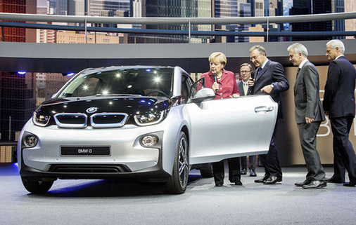 
Elektromobilität ist Chefsache. Bundeskanzlerin Angela Merkel beim BMW i3, der auf der IAA in Frankfurt seine Premiere hatte.
