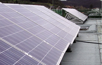 
Optisch unschön, elektrisch intakt: Diese Anlage ist mangelhaft, weil die exakte Ausrichtung der Module gewährleistet sein sollte, auch auf einem Flachdach, das man von unten schwer einsehen kann. 
