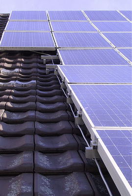 
Diese Anlage ist unsachgemäß installiert, die Module sind gegeneinander verschoben. Das kann eine Folge zu schwacher oder falscher Dachhaken sein.
