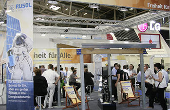 
Rusol hat auf der diesjährigen Intersolar auf die Themen Speichersysteme und Eigenverbrauch gesetzt und diese auch in kommunikationsstarke und pointierte Botschaften umgesetzt. Längst nicht allen Unternehmen ist das gelungen.

