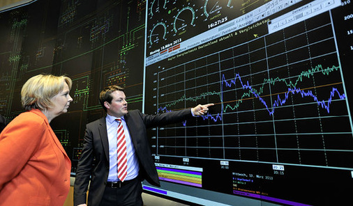 
Hannelore Kraft in der Leitwarte des Übertragungsnetzbetreibers Amprion in Brauweiler bei Köln: Die SPD-Ministerpräsidentin von NRW verhandelt derzeit mit Bundesumweltminister Peter Altmaier (CDU) über die Eckpunkte der Energiewende im neuen Koalitionsvertrag.
