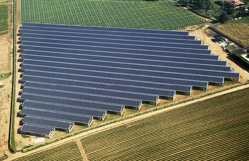 <p>
Zwischen Ackerflächen liegt ein von Belectric gebauter Solarpark. Wenn es keine Änderungen bei der Vergütung für Freiflächenanlagen gibt, werden künftig kaum noch welche in Deutschland gebaut.
</p> - © Foto: Belectric

