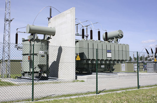 
Das Umspannwerk des Solarparks Groß Dölln: Hier werden 20 Kilovolt auf 110 Kilovolt hochgespannt, denn der Netzanschlusspunkt liegt gut einen Kilometer entfernt.
