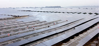 
Das Unternehmen Krinner Schraubfundamente aus Deutschland hat bei der Anlage in Toul-Rosières 75.000 Schraubfundamente gesetzt und 550.000 der insgesamt 1,5 Millionen Module installiert. 
