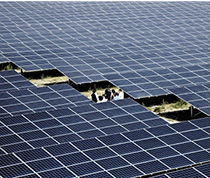 
Die WSB Neue Energien Holding GmbH aus Dresden hat mit ihrer Tochtergesellschaft VSB Energies nouvelles eine Freiflächenanlage im südfranzösischen Mazaugues realisiert, circa 60 Kilometer östlich von Marseille. Die Anlage mit einer Gesamtleistung von 4,5 Megawatt wurde mit Modulen von Hanwha Q-Cells errichtet. Die Wechselrichter kommen von Schneider Electric, die Gestelle vom spanischen Hersteller MFV Solar. Die Ausschreibung fand im Februar 2012 statt, der Zuschlag wurde im August 2012 erteilt. Gebaut wurde von April bis September 2013. Das Projekt erhält eine Einspeisevergütung von 17 Eurocent je Kilowattstunde über einen Zeitraum von 20 Jahren.
