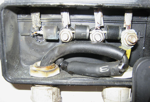 
In dieser Modulanschlussdose hat Überspannung den Kontakt zur Diode zerstört. Da sie nicht verfüllt ist, kann man den Schaden leicht erkennen.
